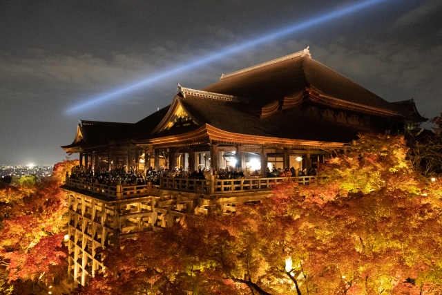kyoto-hotel-autumn-leaves-view